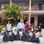 La música y la juventud llenan de vida el asilo de ancianos San Vicente de Paul
